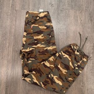 Levi's Camouflage Ankle Pants